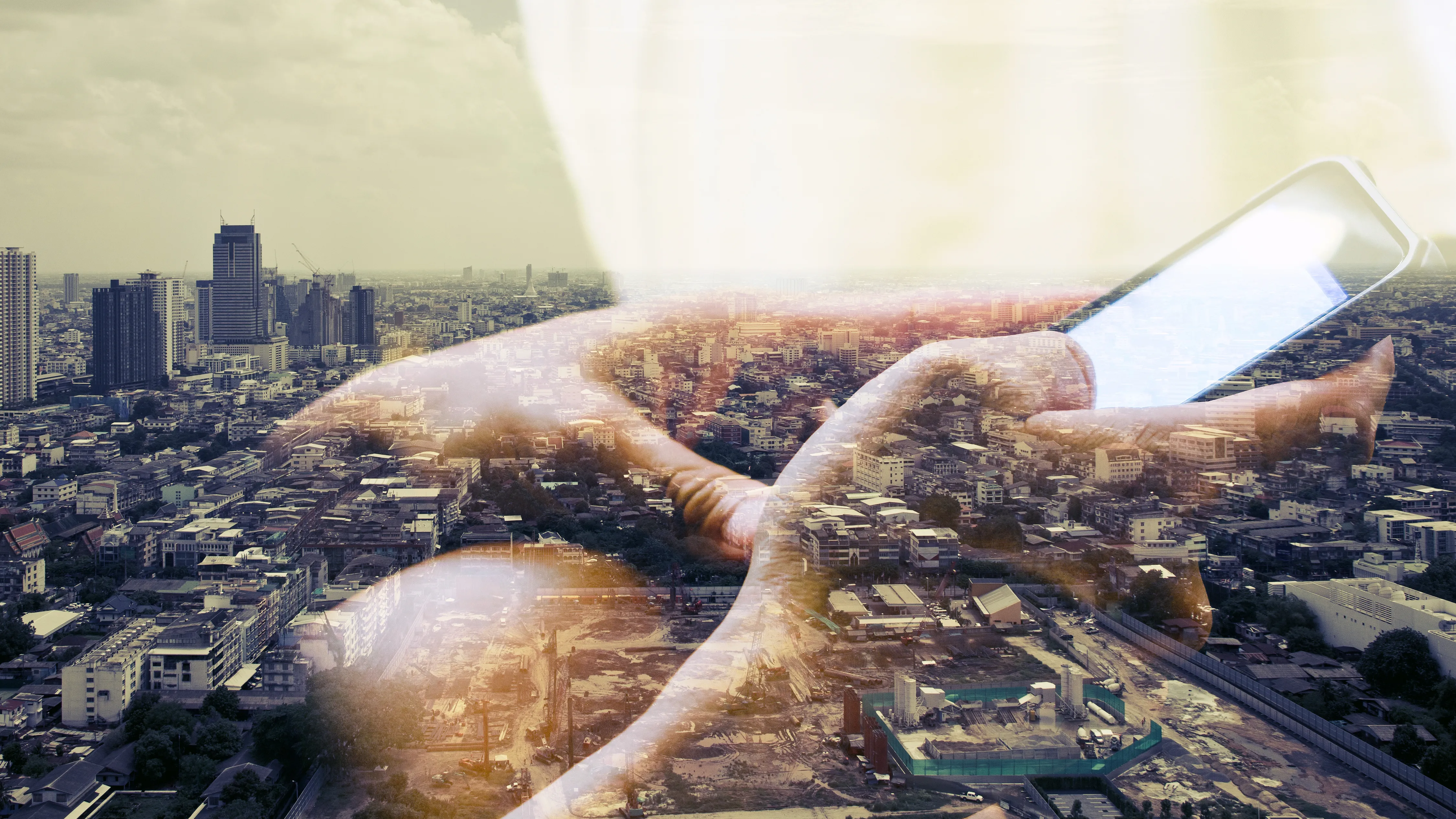 dupla-exposicao-de-mulher-usando-telefone-movel-e-paisagem-urbana