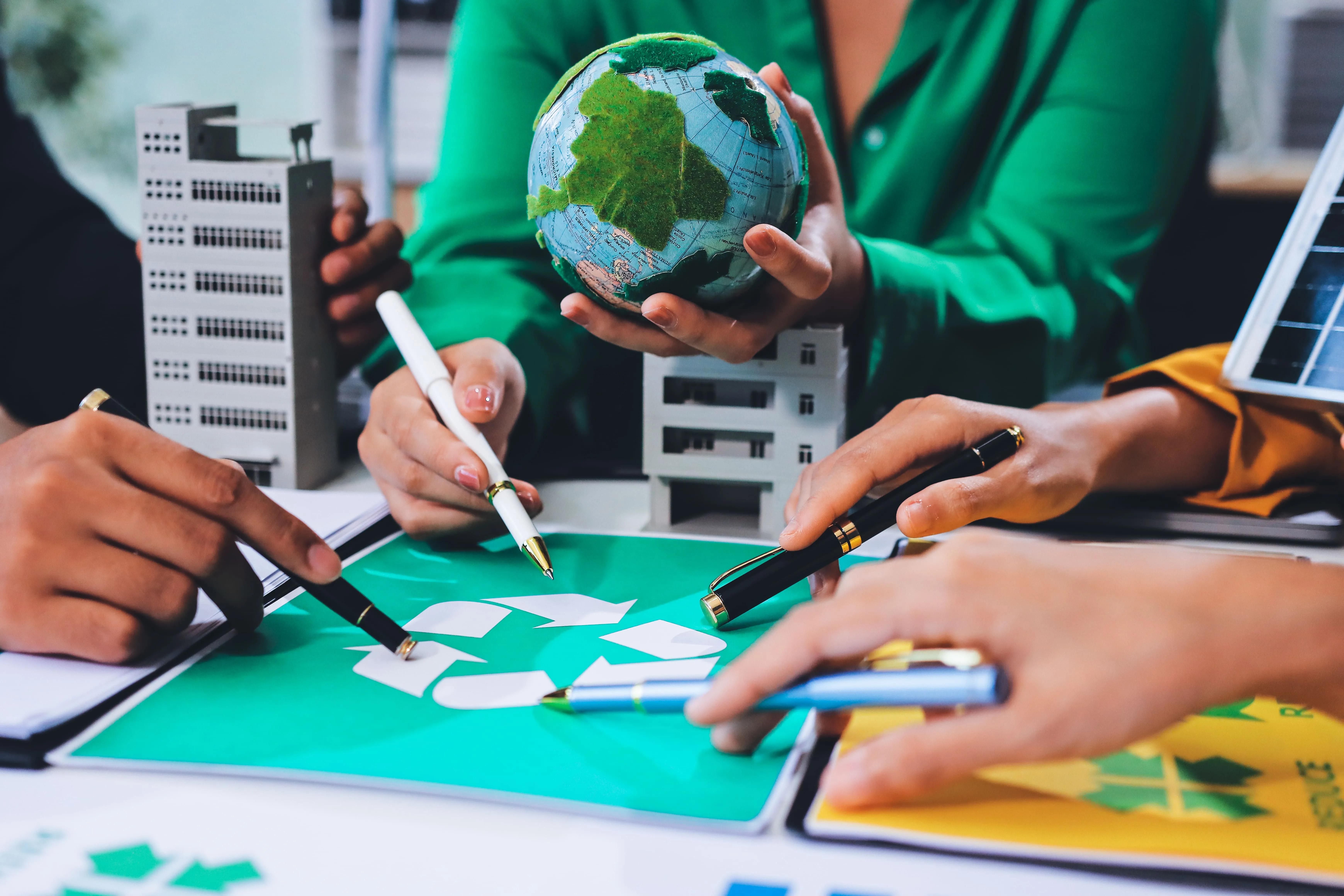 jovem-equipa-de-empresarios-asiaticos-discute-produto-reutilizavel-em-escritorios-inicia-uma-empresa-ecologica-proteccao-ambiente-modelo-de-negocio-sustentavel-estrategia-esg-reuniao-de-equipa-conceito-de-traba (1)