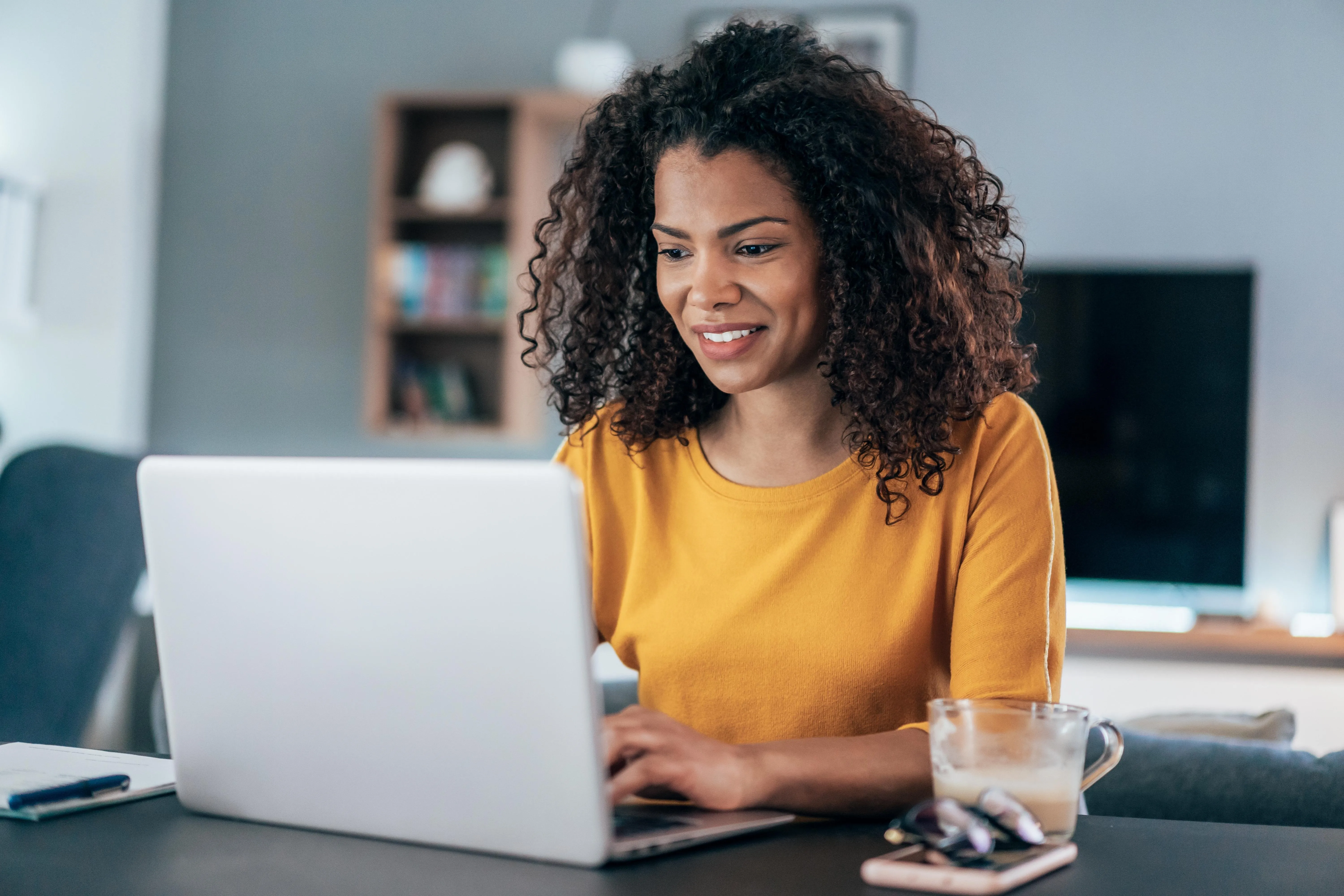 um-grupo-sorridente-de-diversos-empresarios-trabalhando-juntos-em-torno-de-uma-mesa-de-reuniao-em-um-saguao-de-um-complexo-de-escritorios