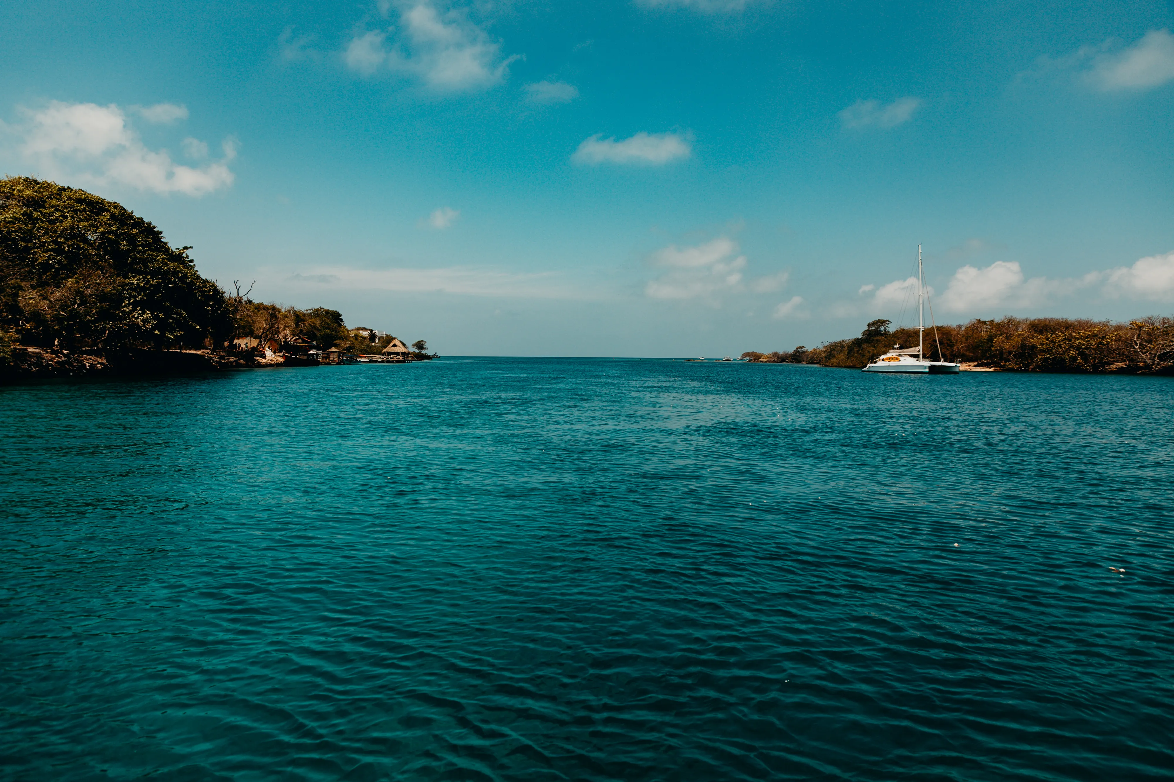 vista-del-mar-azul-al-rededor-de-islas